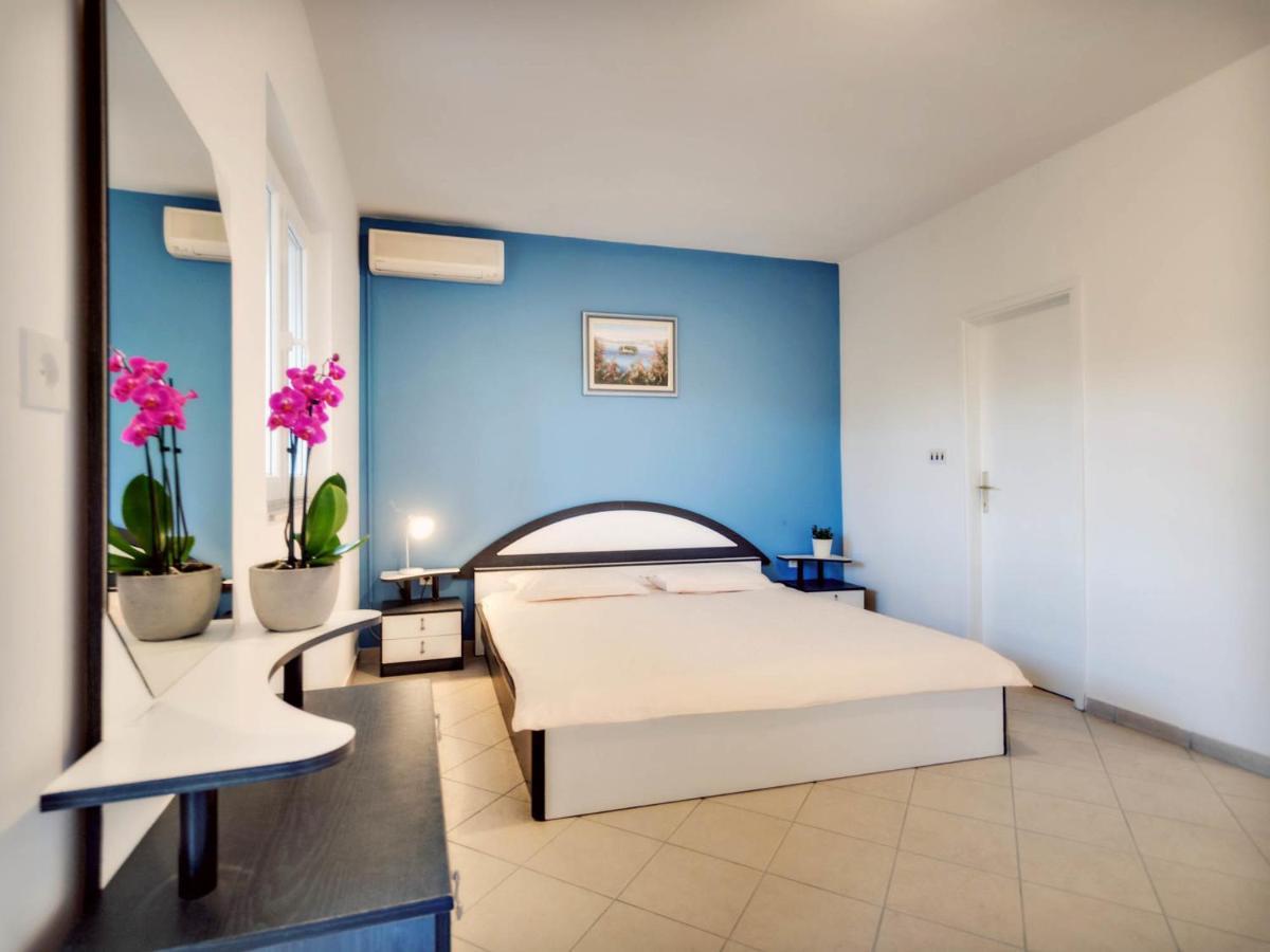 Apartments Zizic Vodice Rom bilde